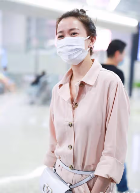 佘詩曼又成功「扮美」,穿粉色連體褲甜美減齡,時髦溫柔又可愛
