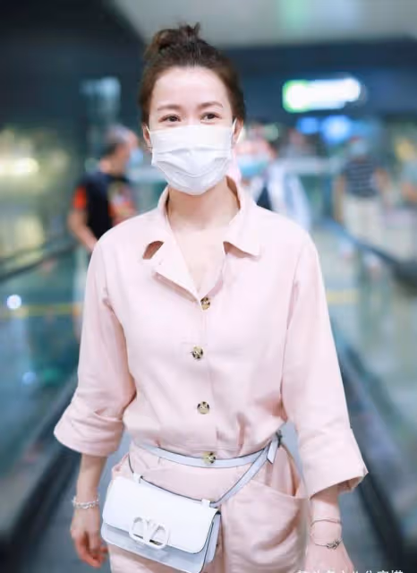 佘詩曼又成功「扮美」,穿粉色連體褲甜美減齡,時髦溫柔又可愛