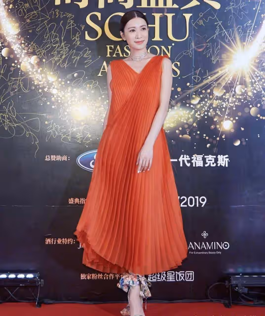 佘詩曼又成功「扮美」,穿粉色連體褲甜美減齡,時髦溫柔又可愛
