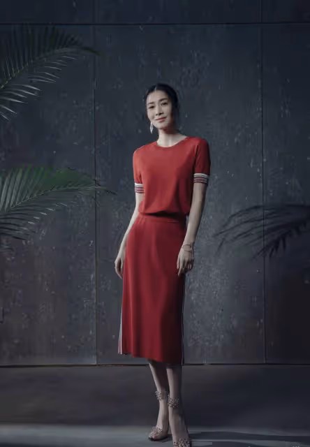 佘詩曼又成功「扮美」,穿粉色連體褲甜美減齡,時髦溫柔又可愛