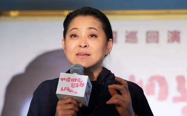 倪萍雖然是奶奶輩的人,但穿衣服真挺美的,一點不輸給小姑娘