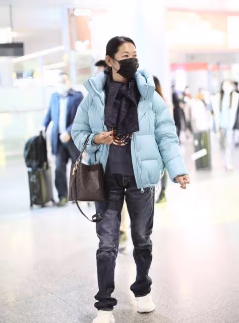 倪萍雖然是奶奶輩的人,但穿衣服真挺美的,一點不輸給小姑娘