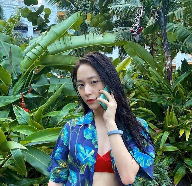 伊能靜穿印花襯衫,扮美好清新,不說還以為是大學生