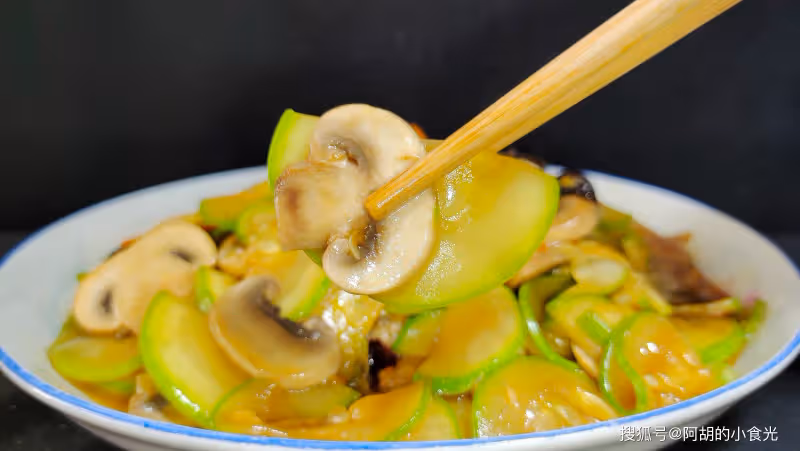 夏天被「低估」的完美蔬菜,巧搭口蘑,熱量低更營養!簡單一炒,減肥人的最愛