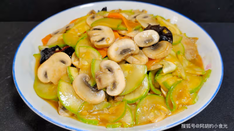 夏天被「低估」的完美蔬菜,巧搭口蘑,熱量低更營養!簡單一炒,減肥人的最愛