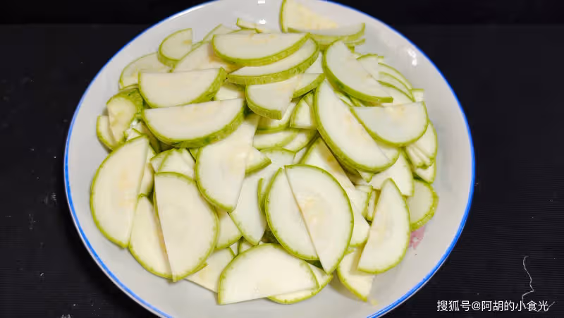夏天被「低估」的完美蔬菜,巧搭口蘑,熱量低更營養!簡單一炒,減肥人的最愛