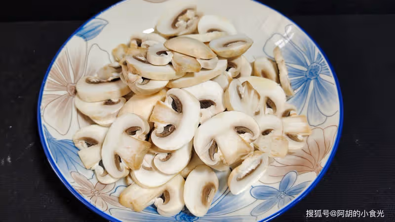 夏天被「低估」的完美蔬菜,巧搭口蘑,熱量低更營養!簡單一炒,減肥人的最愛