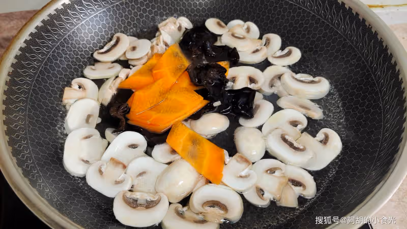 夏天被「低估」的完美蔬菜，巧搭口蘑，熱量低更營養！簡單一炒，減肥人的最愛