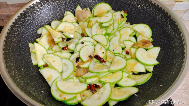 夏天被「低估」的完美蔬菜，巧搭口蘑，熱量低更營養！簡單一炒，減肥人的最愛