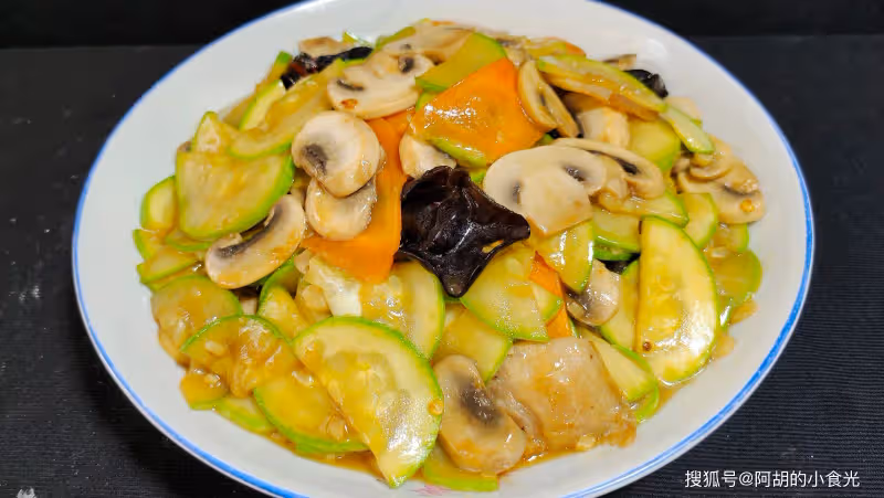 夏天被「低估」的完美蔬菜，巧搭口蘑，熱量低更營養！簡單一炒，減肥人的最愛