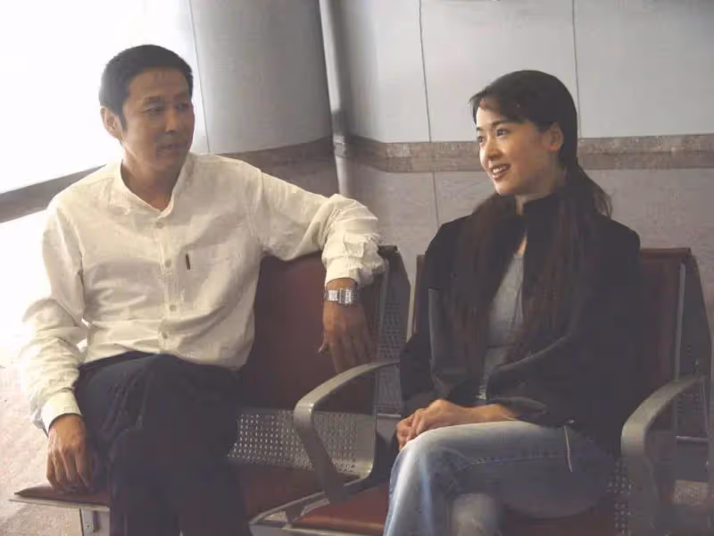 左小青低調慶46歲生日,皮膚白皙凍齡似少女,11歲囡囡長相遺傳爸