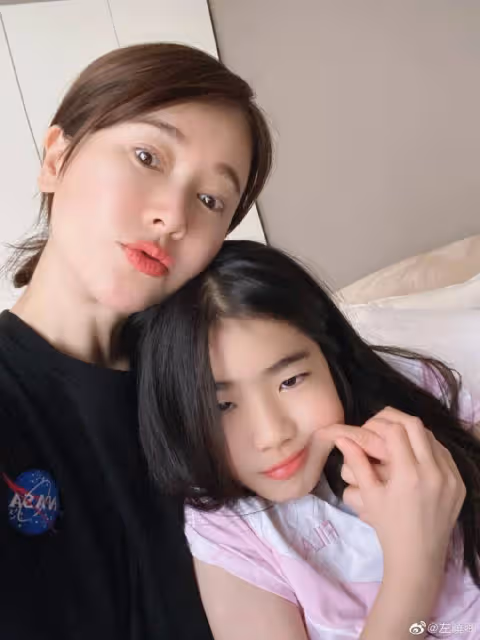 左小青低調慶46歲生日,皮膚白皙凍齡似少女,11歲囡囡長相遺傳爸