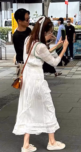 林志玲一家三口東京被偶遇,街頭自拍打卡,腳踝骨突出衣服皺巴巴