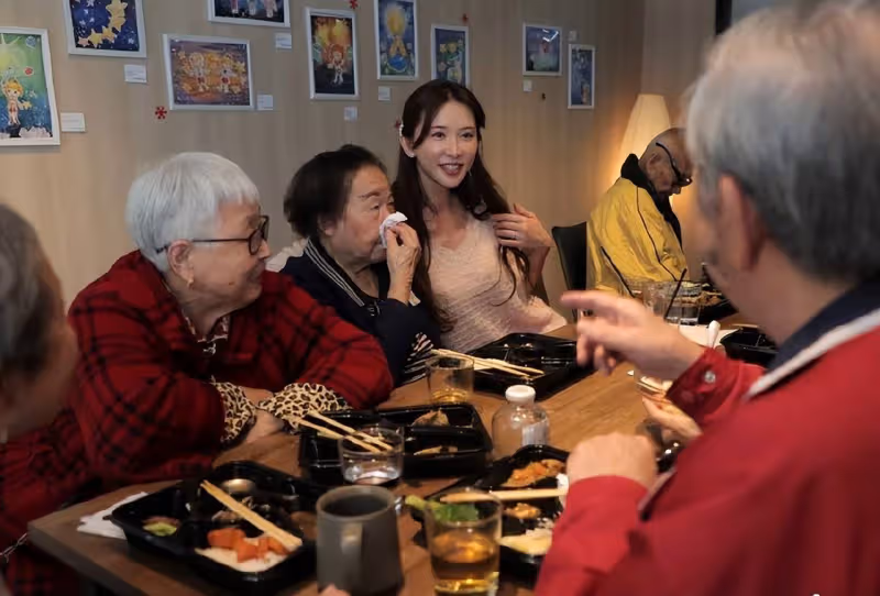 林志玲一家三口東京被偶遇,街頭自拍打卡,腳踝骨突出衣服皺巴巴