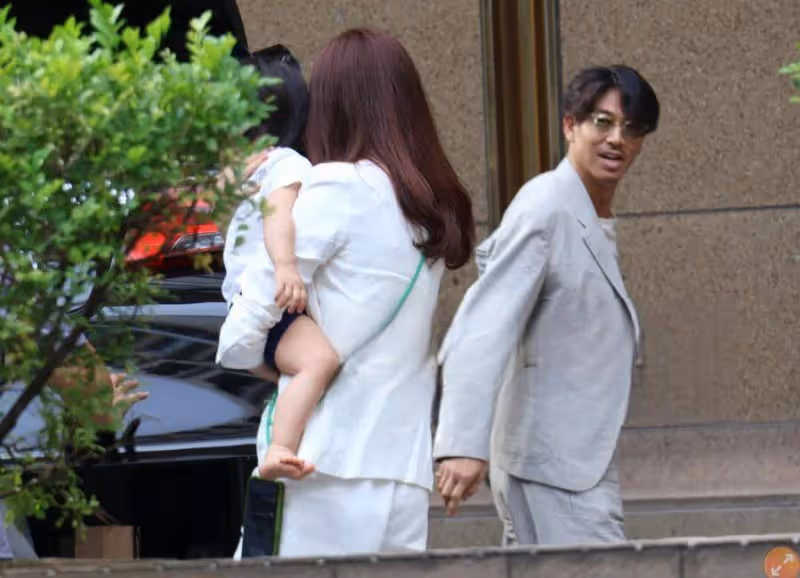 林志玲一家三口東京被偶遇,街頭自拍打卡,腳踝骨突出衣服皺巴巴