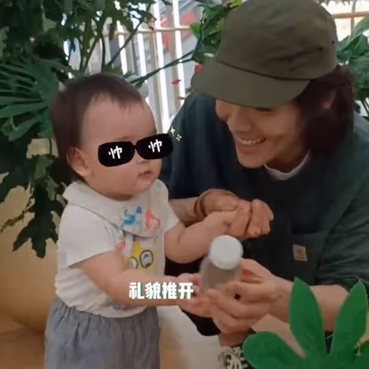 向佐喊郭碧婷大小姐卻自稱保姆，罕曬兒子正臉，向笙眼睛又大又亮