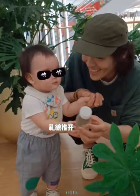 向佐喊郭碧婷大小姐卻自稱保姆,罕曬兒子正臉,向笙眼睛又大又亮