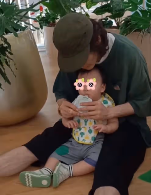 向佐喊郭碧婷大小姐卻自稱保姆,罕曬兒子正臉,向笙眼睛又大又亮