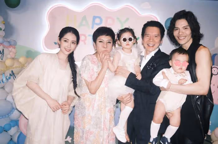 向佐喊郭碧婷大小姐卻自稱保姆,罕曬兒子正臉,向笙眼睛又大又亮