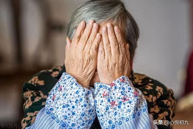 65歲阿姨：就為了50000塊錢，女兒竟然和我斷絕關係，我錯了嗎