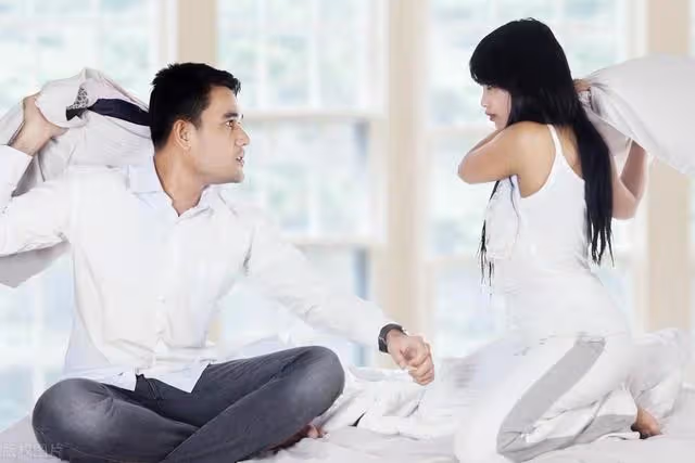 婆婆尿床,老公狠狠指責我,我把尿褲砸到老公臉上後,轉折了