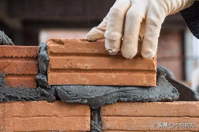 回鄉養老只住了5個月,燈不敢開,肉不敢吃,無奈又逃回了城裡