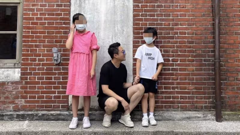 汪小菲再曬與兒女同框照不忘打碼，女兒青春期未穿小背心引熱議