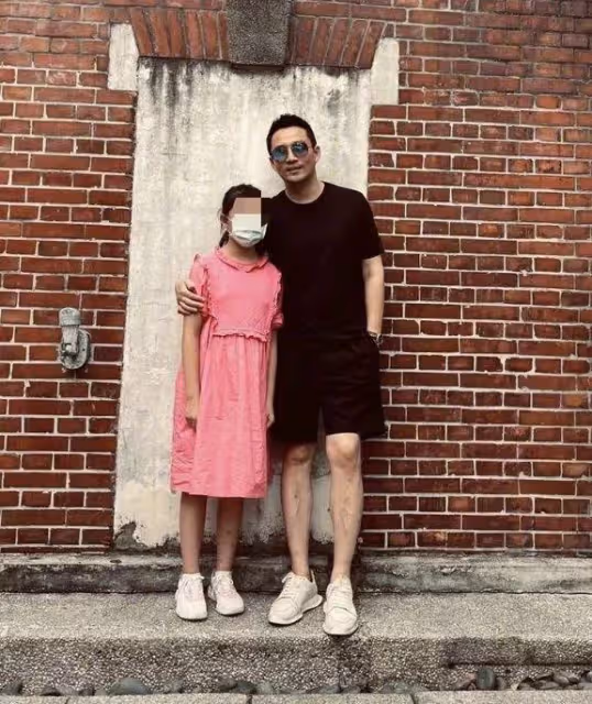 汪小菲再曬與兒女同框照不忘打碼,女兒青春期未穿小背心引熱議