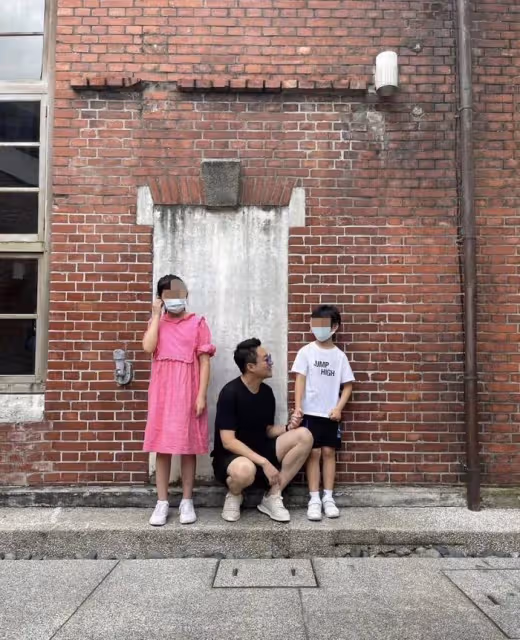汪小菲再曬與兒女同框照不忘打碼，女兒青春期未穿小背心引熱議