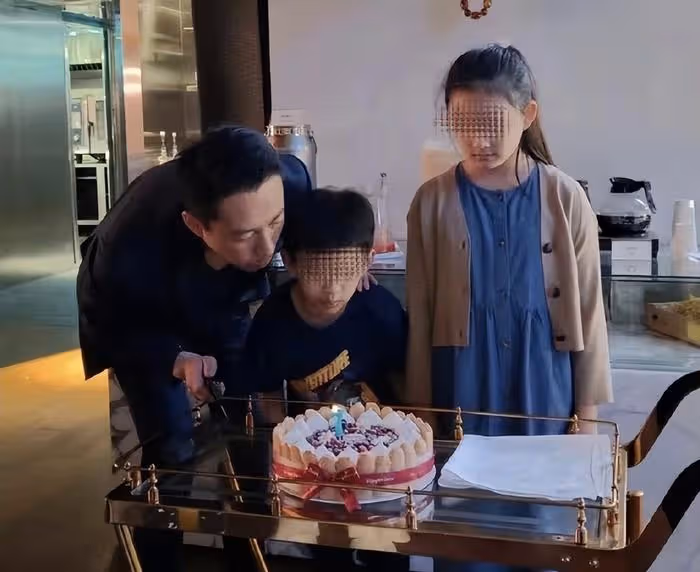 汪小菲再曬與兒女同框照不忘打碼，女兒青春期未穿小背心引熱議