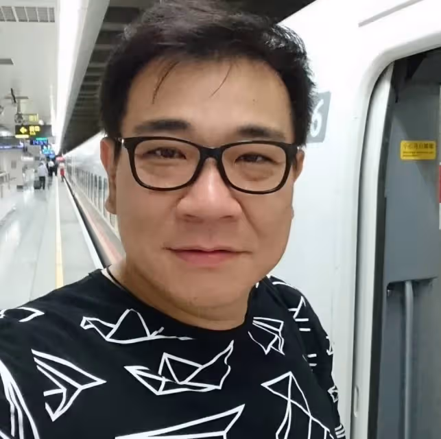經營殯葬業19年!52歲男星「開心宣布財富自由」沒通告也無妨,長子超優秀,樂享快意人生:終於能遊山玩水