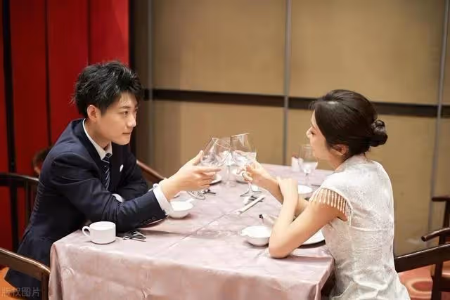 我給父母20萬，妻子鬧離婚回娘家，我立馬收拾好她的衣服送過去!