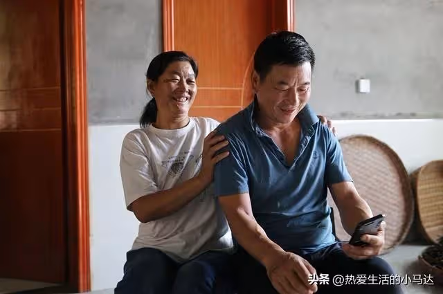 我爸60歲退休了還在做保安,而岳母才50歲,卻向我們伸手要錢養老
