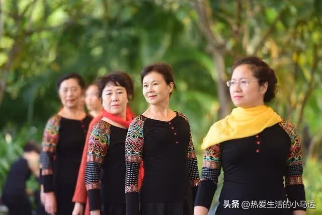 我爸60歲退休了還在做保安，而岳母才50歲，卻向我們伸手要錢養老
