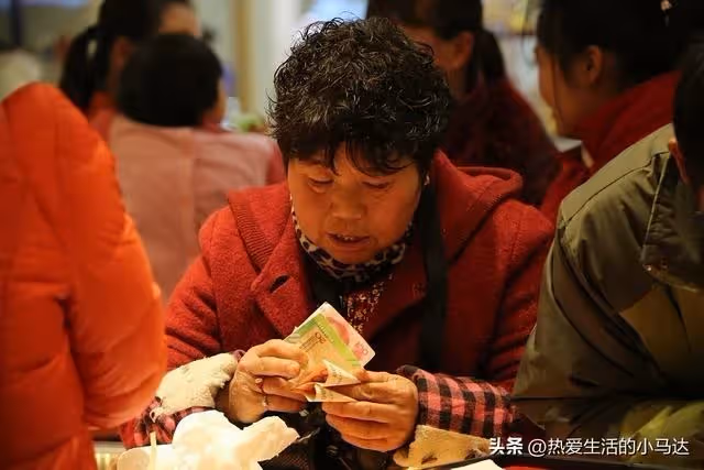 我爸60歲退休了還在做保安，而岳母才50歲，卻向我們伸手要錢養老