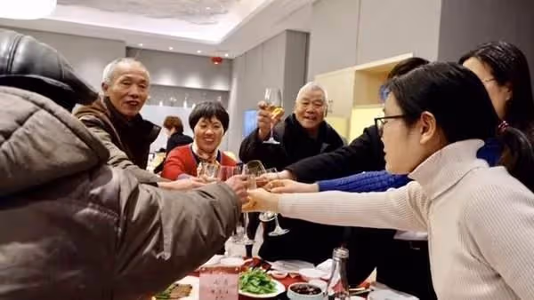 老婆離世多年後我再婚,宴席上突然收到一條轉賬的簡訊,我含淚取消了婚禮