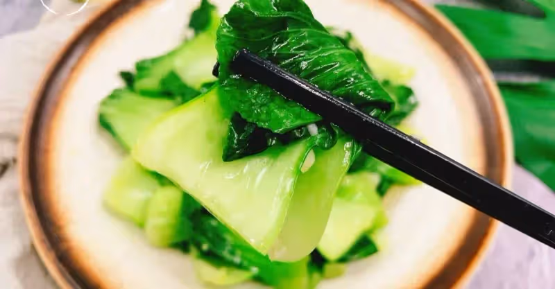 炒青菜時，最忌直接下鍋炒！牢記這3個訣竅，保證青菜翠綠不發黑！
