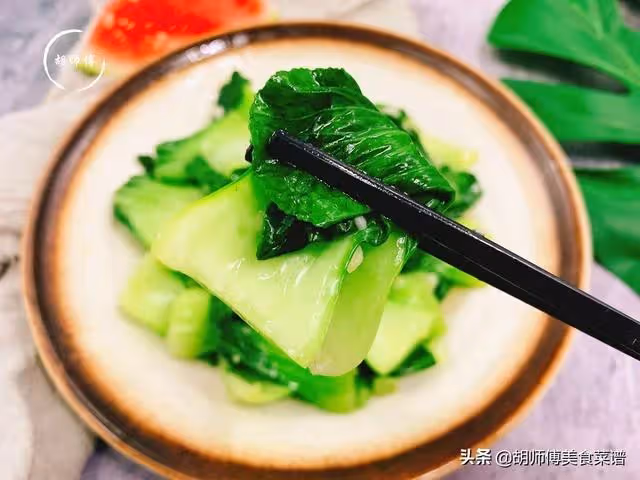 炒青菜時,最忌直接下鍋炒!牢記這3個訣竅,保證青菜翠綠不發黑!