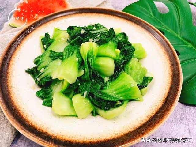 炒青菜時,最忌直接下鍋炒!牢記這3個訣竅,保證青菜翠綠不發黑!