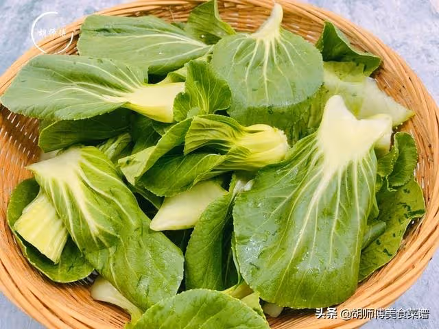 炒青菜時,最忌直接下鍋炒!牢記這3個訣竅,保證青菜翠綠不發黑!