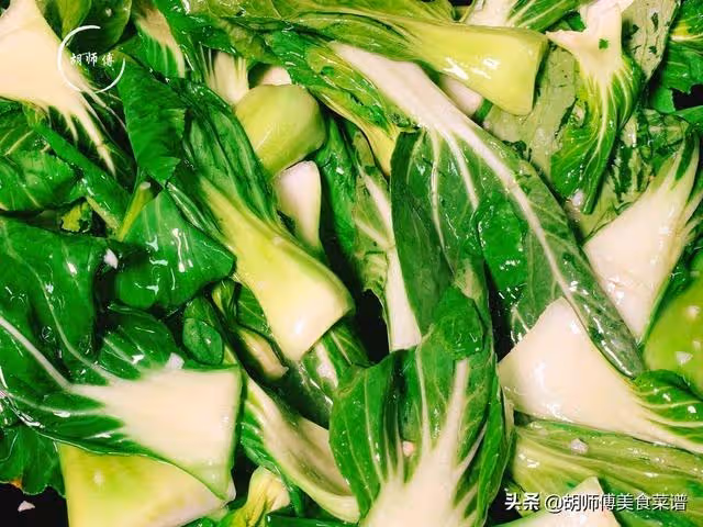 炒青菜時,最忌直接下鍋炒!牢記這3個訣竅,保證青菜翠綠不發黑!