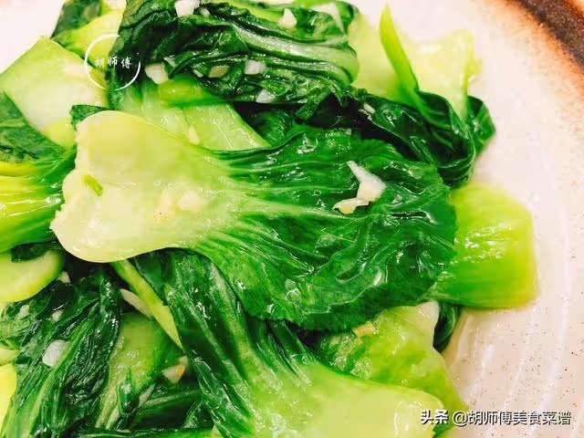 炒青菜時,最忌直接下鍋炒!牢記這3個訣竅,保證青菜翠綠不發黑!