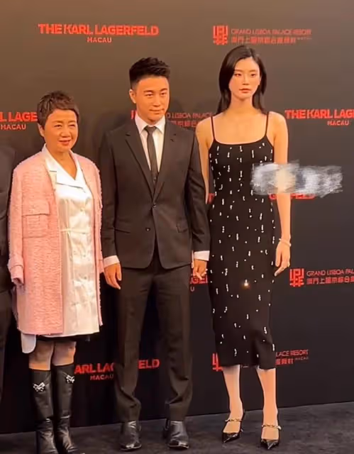 何猷君和奚夢瑤配對,兩人全程牽手不鬆手,何超欣四夫人也來了