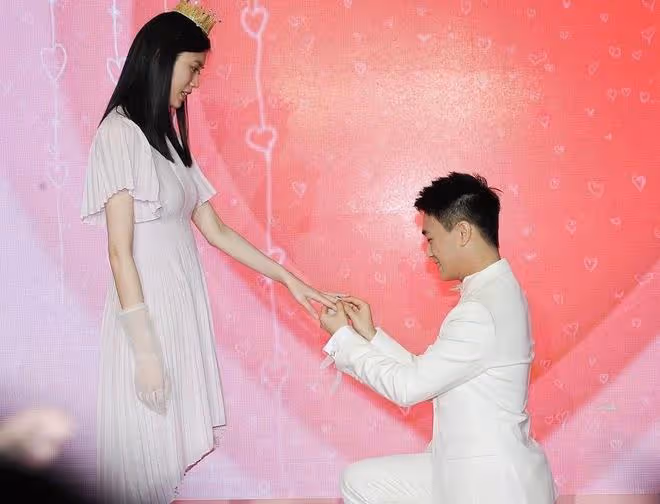 何猷君和奚夢瑤配對,兩人全程牽手不鬆手,何超欣四夫人也來了