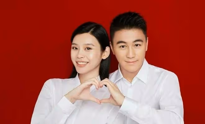 何猷君和奚夢瑤配對,兩人全程牽手不鬆手,何超欣四夫人也來了