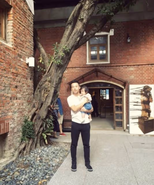 汪小菲再曬與兒女合影不忘打碼,大S未給青春期女兒穿小背心挨批