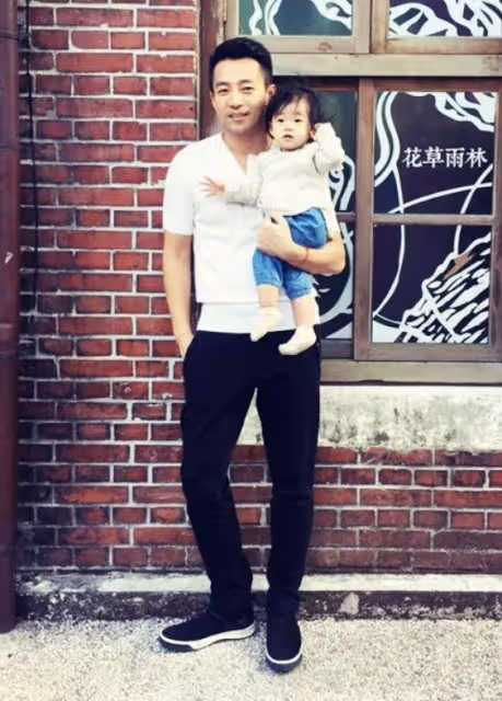 汪小菲再曬與兒女合影不忘打碼,大S未給青春期女兒穿小背心挨批
