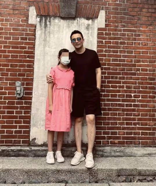 汪小菲再曬與兒女合影不忘打碼,大S未給青春期女兒穿小背心挨批