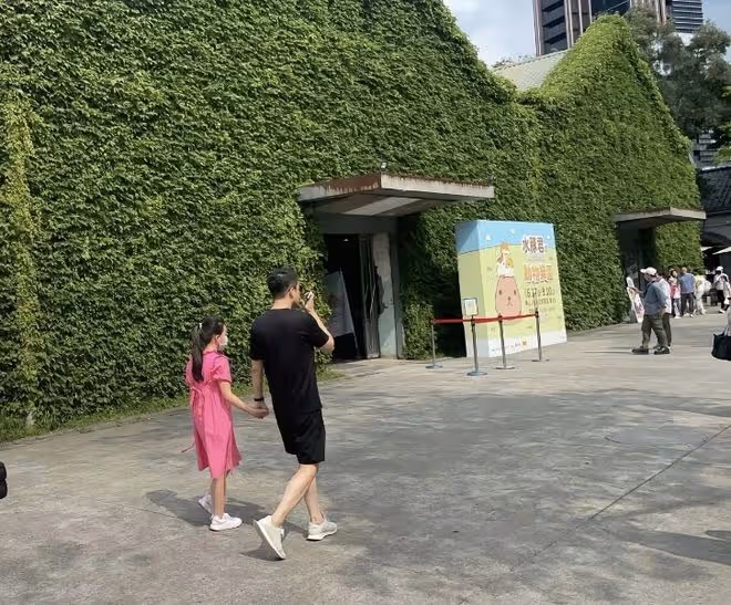 汪小菲再曬與兒女合影不忘打碼,大S未給青春期女兒穿小背心挨批