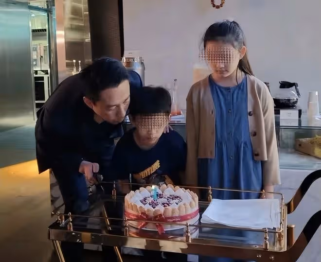 汪小菲再曬與兒女合影不忘打碼,大S未給青春期女兒穿小背心挨批